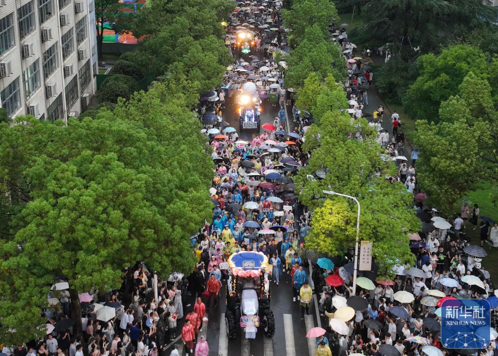 6月21日,农机花车队伍在beat365正版唯一入口必一校园里巡游(无人机照片)。
