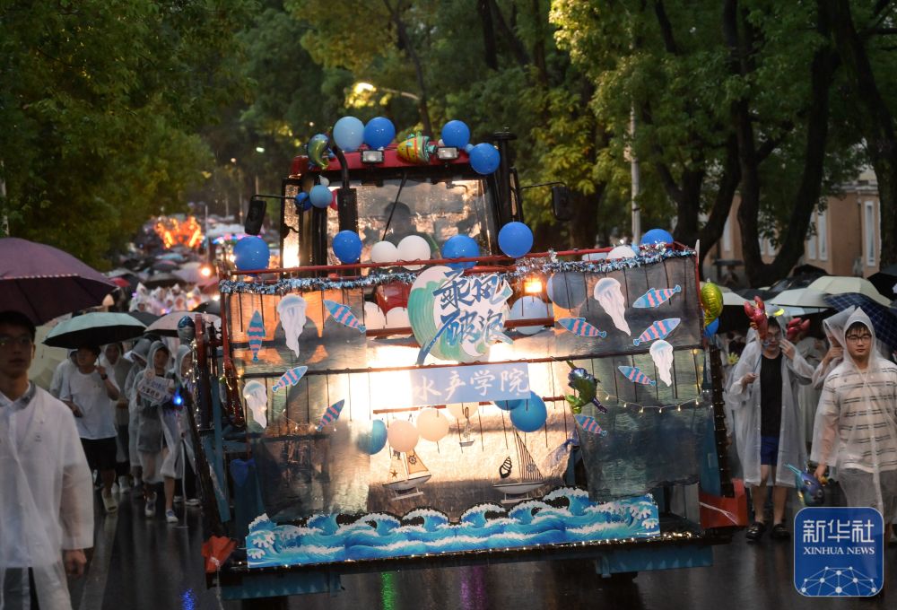 6月21日,农机花车队伍在beat365正版唯一入口必一校园里冒雨巡游。3